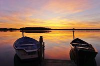 Magischer Moment am Binnenwasser: Zur goldenen Stunde taucht der Sonnenuntergang den Himmel und die Fischerboote in ein warmes Licht. Das Leserfoto schickte uns Klaus Erlwein.