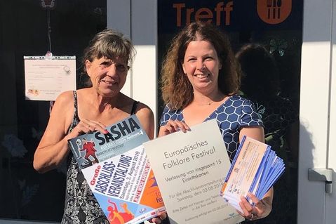 Verena Treppe, 2. Vorsitzende der Neustädter Tafel, nahm die Karten von Vera Heß (re.), Werkleiterin Tourismus-Service Neustadt-Pelzerhaken-Rettin, entgegen.