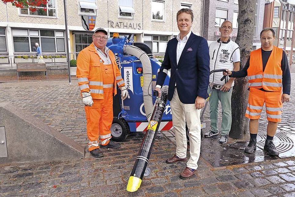 Bei der Präsentation des neuen Abfallsaugers mit Georg Greff (l.), Ingo Hartz (r.) und Hans-Schäfer von den Städtischen Betrieben legte Bad Schwartaus Bürgermeister Uwe Brinkmann gleich einmal selbst Hand an. (Foto: Stefan Setje-Eilers)