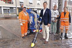 Bei der Präsentation des neuen Abfallsaugers mit Georg Greff (l.), Ingo Hartz (r.) und Hans-Schäfer von den Städtischen Betrieben legte Bad Schwartaus Bürgermeister Uwe Brinkmann gleich einmal selbst Hand an. (Foto: Stefan Setje-Eilers)