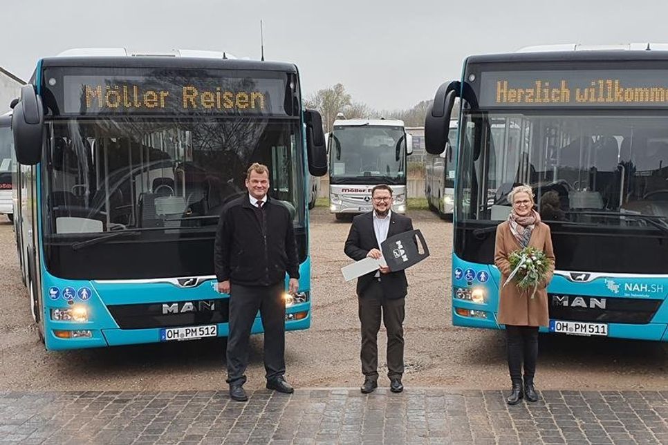 Lars Bönsch (Mitte), Bus-Verkaufsbeauftragter der MAN-Deutschland GmbH, überreicht den Inhabern Ralf Möller und Heike Körkemeyer symbolisch den Schlüssel für die beiden neu angeschafften Linienbusse.