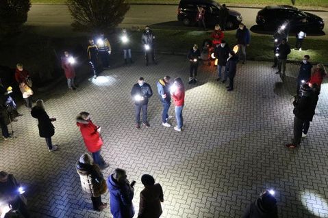 Etwa 45 Teilnehmer trafen sich mit eingeschaltetem Handylicht auf dem Parkplatz vor dem Logo Fit.
