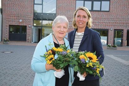 Generationswechsel im Hemmelsdorfer Dorfvorstand: Bärbel Rieger (links) übergibt nach 20 Jahren Engagement ihr Ehrenamt als Dorfvorsteherin an Kristina Wenske.