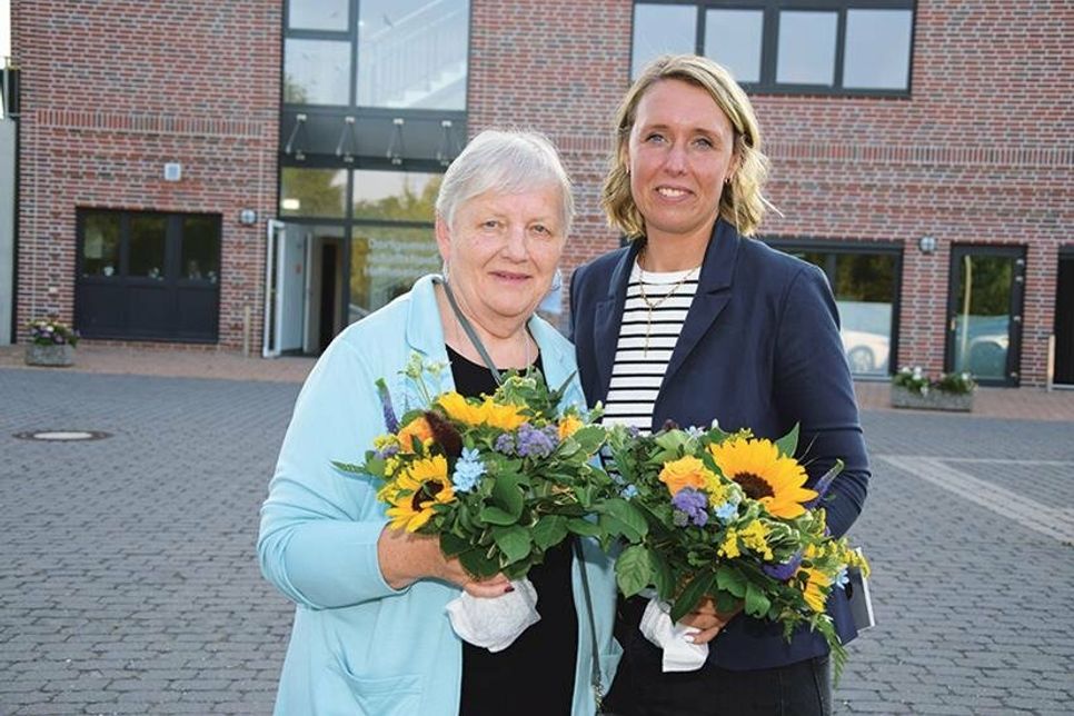 Generationswechsel im Hemmelsdorfer Dorfvorstand: Bärbel Rieger (links) übergibt nach 20 Jahren Engagement ihr Ehrenamt als Dorfvorsteherin an Kristina Wenske.