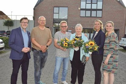 Bürgermeister Sven Partheil-Böhnke (von links), Harald Möller und Andreas Brennecke sowie Bürgervorsteherin Anja Evers (rechts) und Kristina Wenske bedanken sich bei Bärbel Rieger für deren 20-jähriges Engagement als Dorfvorsteherin.