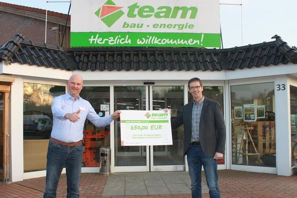 DKSB-Geschäftsführer Henning Reimann (re.) nahm den Scheck von Baufachmarktleiter Heiko Müller entgegen.