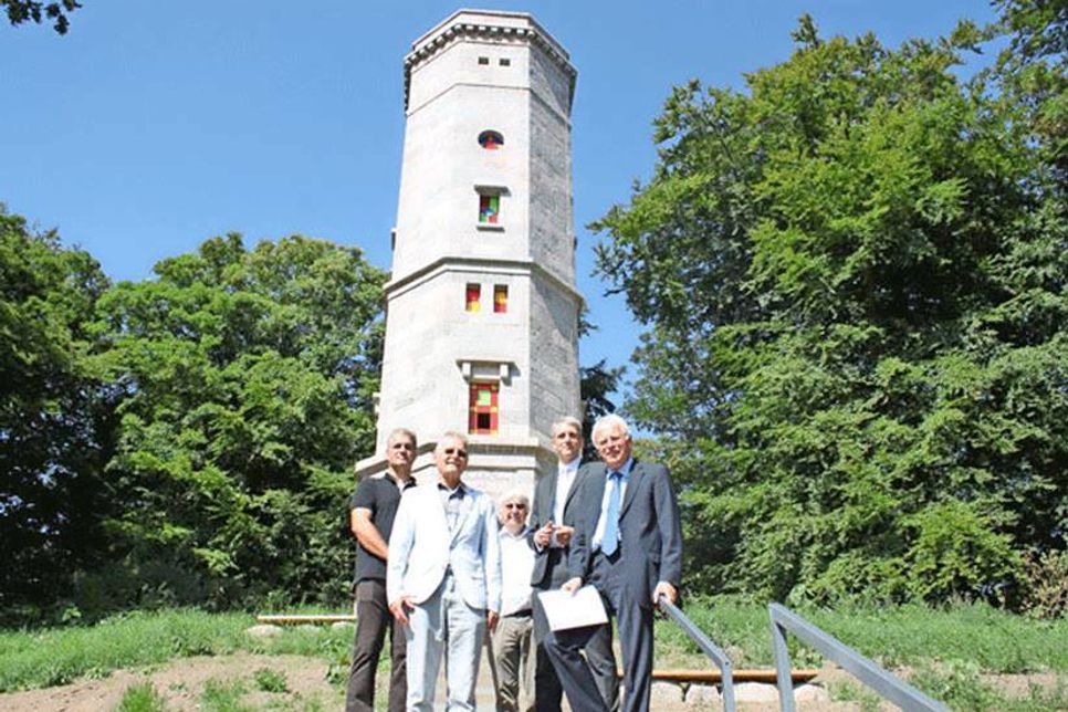 Gaben den offiziellen Startschuss zur Wiedereröffnung des Elisabethturms: Benjamin Ridders als Verbandsvorsteher des Zweckverbandes Bungsberg, Schönwaldes Bürgermeister Winfried Saak, Jörg Schumacher als Geschäftsführer der Sparkassen-Stiftung Ostholstein, Vorstandsmitglied der Sparkasse Holstein Michael Ringelhann sowie Landrat Reinhard Sager (v. lks.).