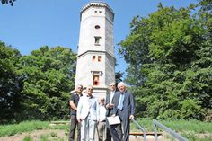 Gaben den offiziellen Startschuss zur Wiedereröffnung des Elisabethturms: Benjamin Ridders als Verbandsvorsteher des Zweckverbandes Bungsberg, Schönwaldes Bürgermeister Winfried Saak, Jörg Schumacher als Geschäftsführer der Sparkassen-Stiftung Ostholstein, Vorstandsmitglied der Sparkasse Holstein Michael Ringelhann sowie Landrat Reinhard Sager (v. lks.).