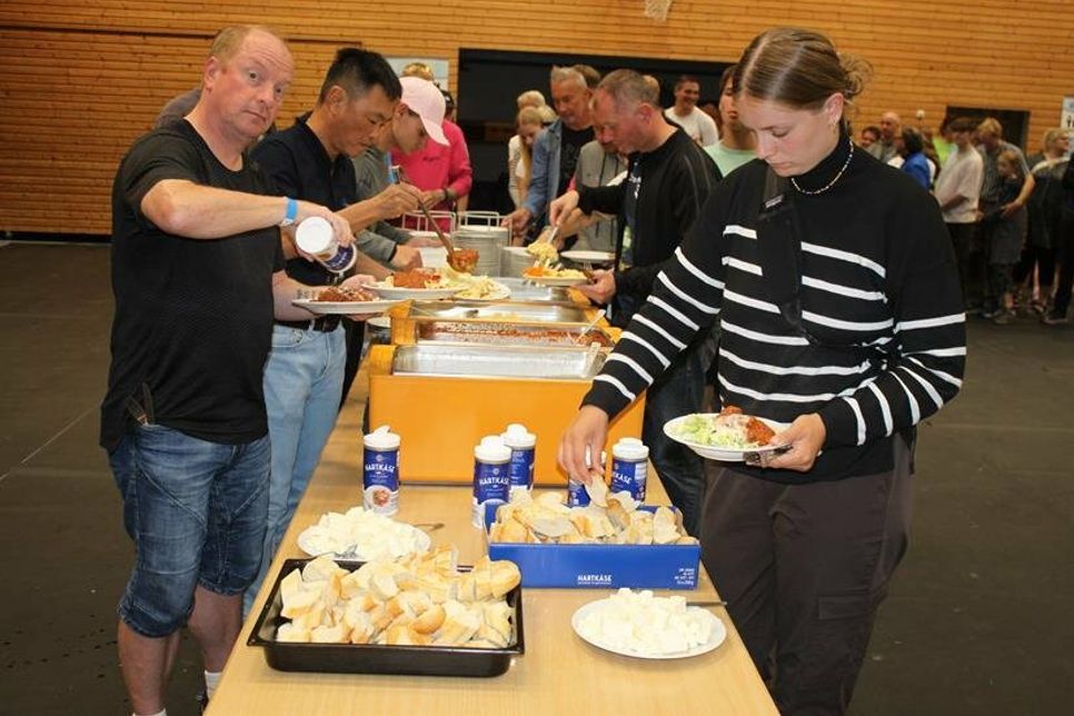 Bestens gestärkt. Bei der Nudelparty tankten die Sportler Energie für den kräftezehrenden Wettkampf.