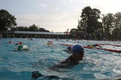 Schwimmen ist die erste von drei Disziplinen. Schon früh morgens lockte der Ultra-Triathlon die Sportfans ins Waldschwimmbad.