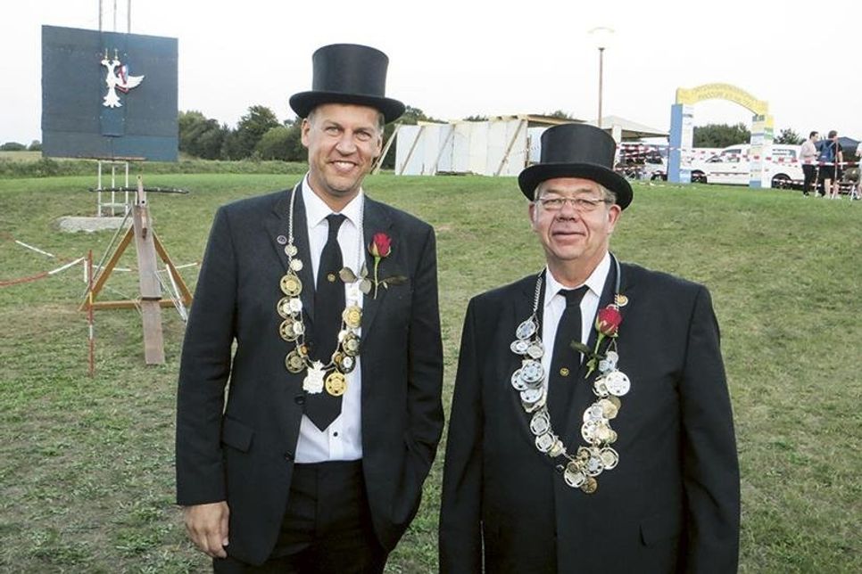 Noch sind sie amtierende Majestäten: der Vorsitzende der Pansdorfer Ortshandwerker Vogelkönig Christian Laack (l.) und Scheibenkönig Hermann Braasch. (Fotos: privat/hfr)