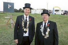 Noch sind sie amtierende Majestäten: der Vorsitzende der Pansdorfer Ortshandwerker Vogelkönig Christian Laack (l.) und Scheibenkönig Hermann Braasch. (Fotos: privat/hfr)