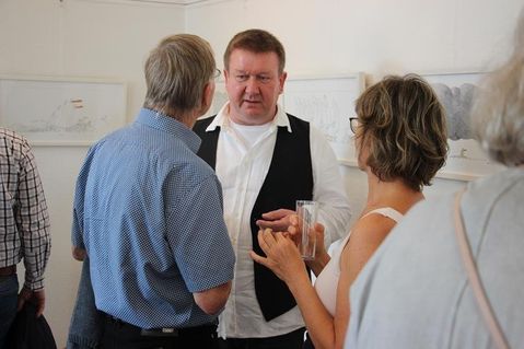 Am Eröffnungstag suchten viele das Gespräch mit Künstler und Grafiker Stefan Kruse (Mi.).