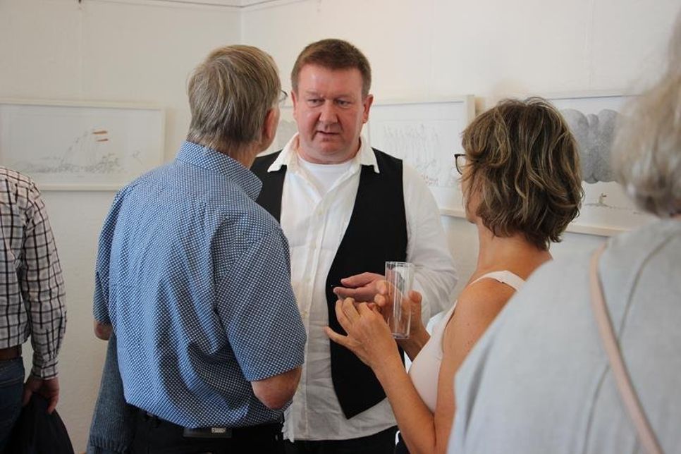 Am Eröffnungstag suchten viele das Gespräch mit Künstler und Grafiker Stefan Kruse (Mi.).