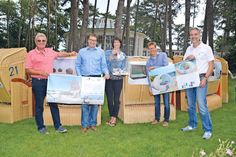 Thomas Voss, Vorsitzender Strandkorbvermieterverein Timmendorfer Strand (von links), Dipl.-Designer Torsten Meyer-Bogya, Marketingleiterin Silke Szymoniak, Tourismuschef Joachim Nitz (Timmendorfer Strand) und Christian Rogge von der TALB (Scharbeutz) mit einem Teil der Design-Entwürfe. (Foto: René Kleinschmidt)