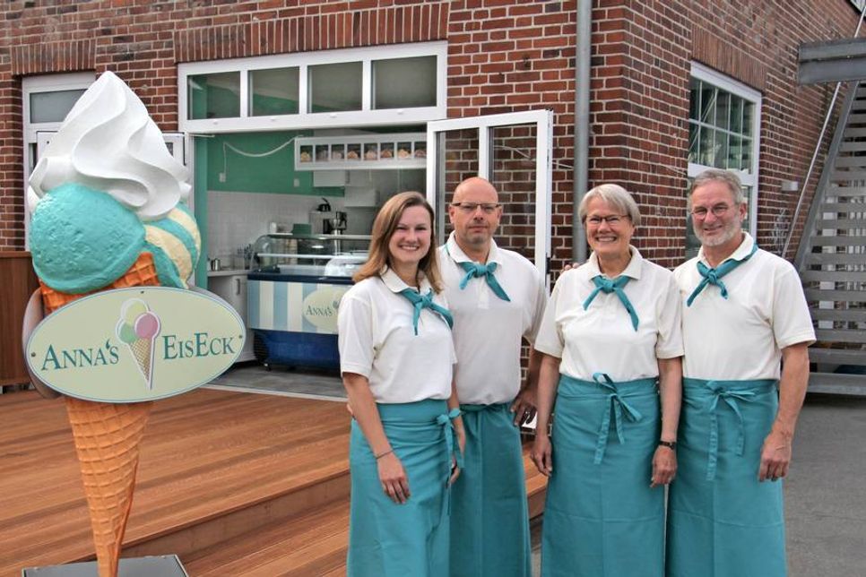 Bei dieser Familie kommt man auf den Geschmack: Anna Heyne mit Lebenspartner Torsten Mindermann sowie Elke und Johannes Heyne (v. lks.) vor der neuen Eisdiele in Klüver‘s Brauhaus.
