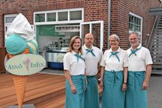 Bei dieser Familie kommt man auf den Geschmack: Anna Heyne mit Lebenspartner Torsten Mindermann sowie Elke und Johannes Heyne (v. lks.) vor der neuen Eisdiele in Klüver‘s Brauhaus.