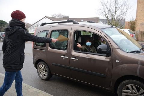 Das Zeugnis wurde im Vorbeifahren, aber immerhin persönlich ausgehändigt.