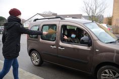 Das Zeugnis wurde im Vorbeifahren, aber immerhin persönlich ausgehändigt.