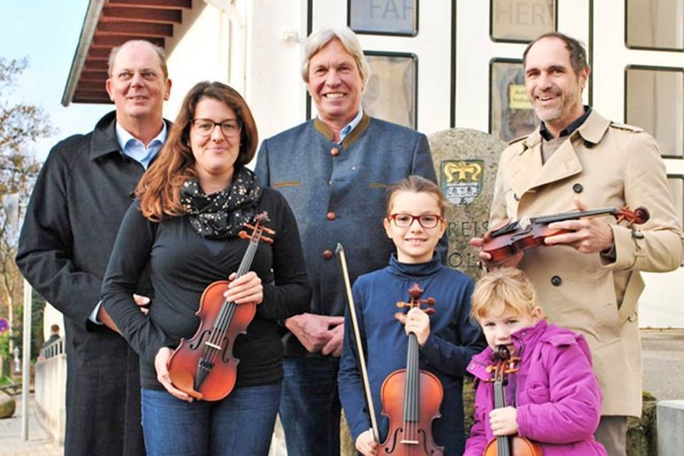 Freuen sich über die Spende für die neuen Instrumente: Petra Marcolin (Leiterin der Kreismusikschule), Pia Groen, Anna Katharina Pieper, Stefan Sievert, Wolfgang Engel, Tim Hagemann (alle Lions-Club Eutin).