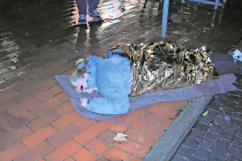 Den Darstellern wurden Schnittverletzungen und Platzwunden geschminkt.