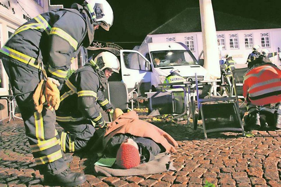 Polizei und Feuerwehr waren die Ersten am Einsatzort.