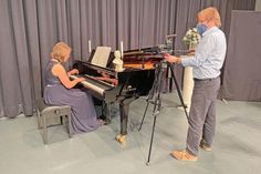 Beim Dreh zum Februar-Video des Holsteiner Kulturwinters: Inessa Tsepkova am Klavier und Andreas Beer an der Kamera.