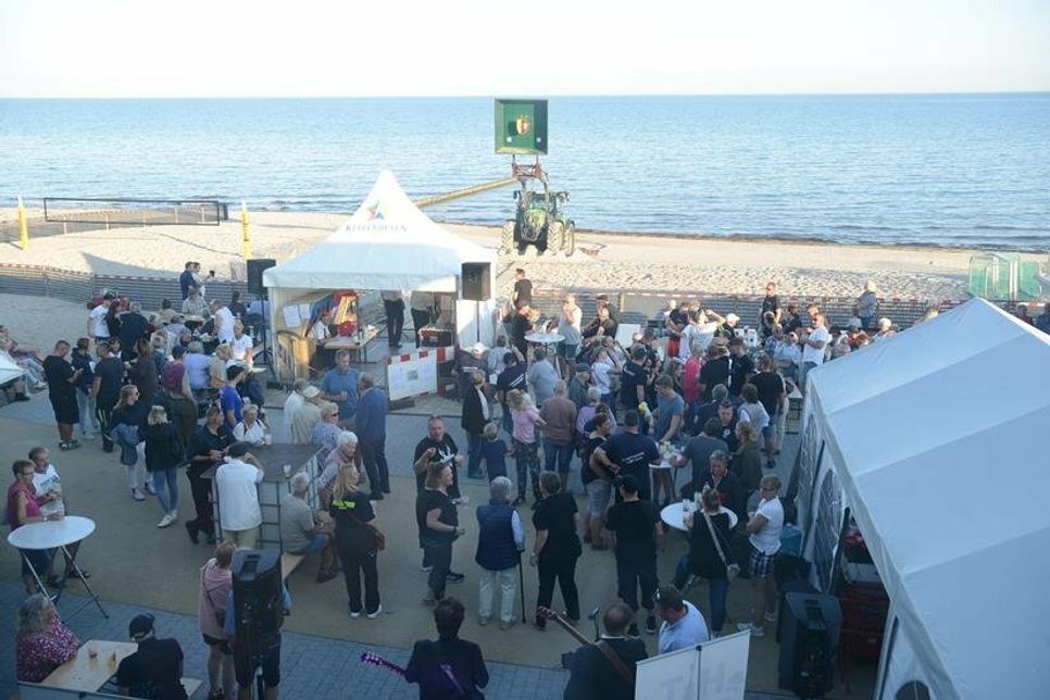 Einmalige Aussicht: In Kellenhusen wird direkt am Strand gefeiert und geschossen.