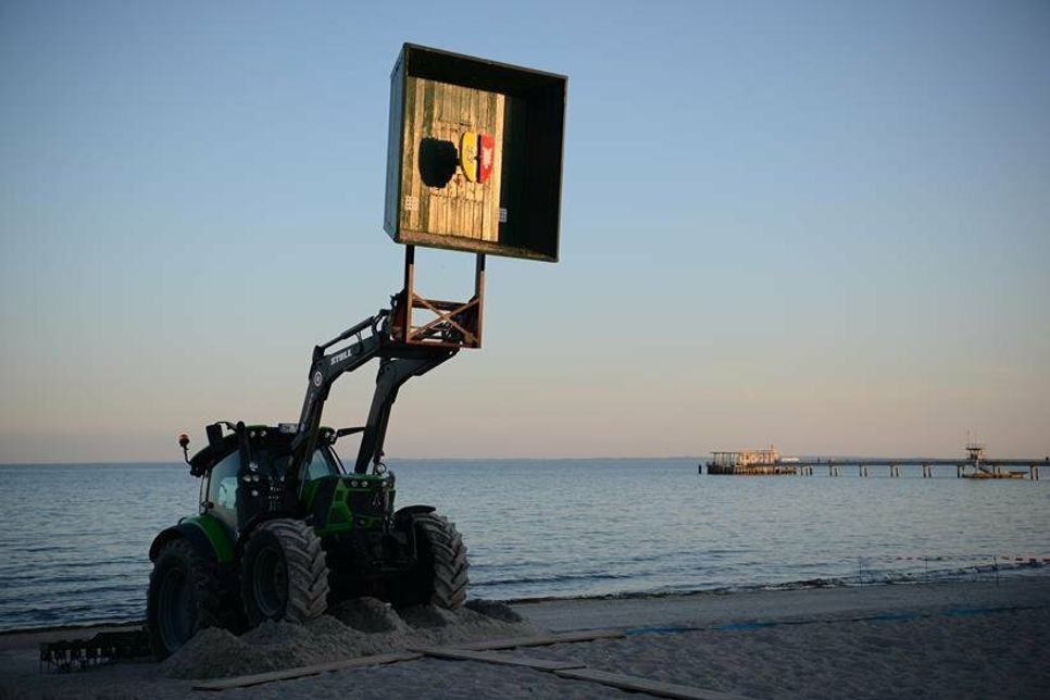 Kurz vor Sonnenuntergang hielt der Rumpf des Vogels sich noch ziemlich standhaft.