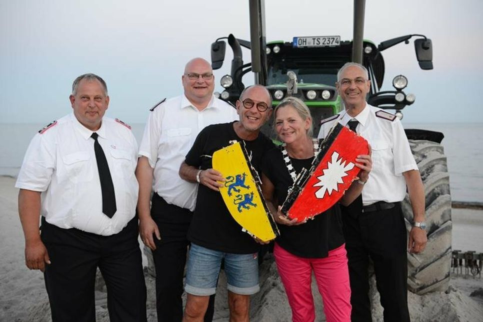 Vogelbauer Sven Ketturkat, Wehrführer Hans-Werner Landschoof, Ronny Luttert und Königin Elke Schlotmann sowie stellvertretender Wehrführer Bernd Bader (v. lks.) am Strand von Kellenhusen.