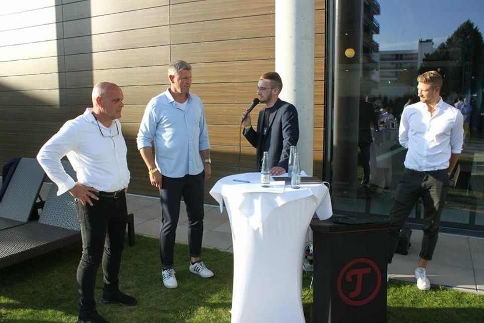 Talk mit dem sportlichen Leiter Frank Barthel, Trainer Jens Häusler, Hallensprecher Niko Radomirovic und Kapitän Max Folchert (v. lks.).