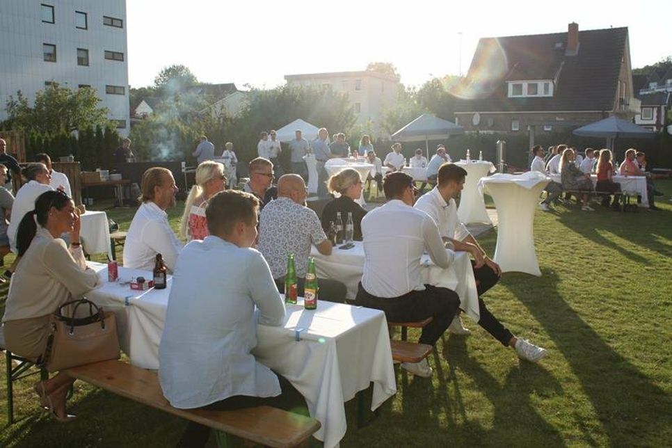 Ein erstes Ausrufezeichen. Auf dem Außengelände des Carat - Hotel &amp; Apartments fand die offizielle, sehr gesellige Saisoneröffnung der HSG Ostsee statt.