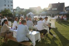 Ein erstes Ausrufezeichen. Auf dem Außengelände des Carat - Hotel &amp; Apartments fand die offizielle, sehr gesellige Saisoneröffnung der HSG Ostsee statt.