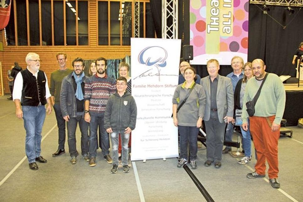 Der Organisator des Festivals, Thomas Wroblewski mit der französischen Theatergruppe Le Cercle Karr´e, Schirmherr des Festivals und Juror Professor Dr. Maximilian Mehdorn, Juror Clemens Löhr und Rita Schladt, die als Übersetzerin zum Erfolg des Theaterfestivals beitrug, Jörg Wehrend und Oldenburgs Behindertenbeauftragten Martina Scheel.