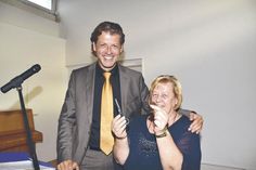 „70 Jahre Hausfrauenbund“ und eine Locke vom Bürgermeister: Vorsitzende Bärbel Schütt durfte auf der Bühne bei Robert Wagner eine Haarlocke abschneiden, die jetzt im Bildband des Vereins ihren Platz finden wird. (Foto: René Kleinschmidt)