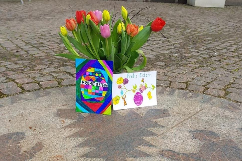 Gerade Menschen, die in Senioreneinrichtungen leben, sind noch immer von den meisten Kontakten abgeschnitten. Ein liebevoller Ostergruß soll Freude schenken.