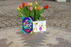 Gerade Menschen, die in Senioreneinrichtungen leben, sind noch immer von den meisten Kontakten abgeschnitten. Ein liebevoller Ostergruß soll Freude schenken.