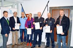Stellten gemeinsam das Pogramm zur Sicherheitsmesse vor: Bad Schwartaus Bürgermeister Uwe Brinkmann (v.l.), Sicherheitsberater Axel Gieseler, Holger Dabelstein (WEISSER?RING), Kirsten Beuck (Kripo Bad Schwartau), Jürgen Niemann (Polizeidirektion Lübeck), Werner Konkat (Polizeirevier Bad Schwartau) und Olaf Lange (Kripo Bad Schwartau). (Foto: Setje-Eilers)