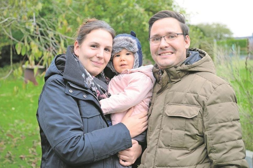 Die kleine Hannah mit ihren Eltern Jasmin Christophersen und Fabian Kühn.