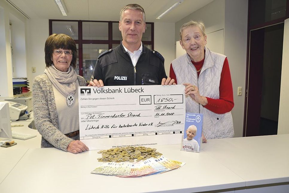 Turnier-Organisator Nicky Päsch konnte jetzt den symbolischen Scheck und das Bargeld in Höhe von 1.850 Euro an Heidemarie Vesper (rechts) und die neue Vorsitzende Heidi Menorca von der „Lübeck-Hilfe für krebskranke Kinder“ überreichen. (Foto: René Kleinschmidt)