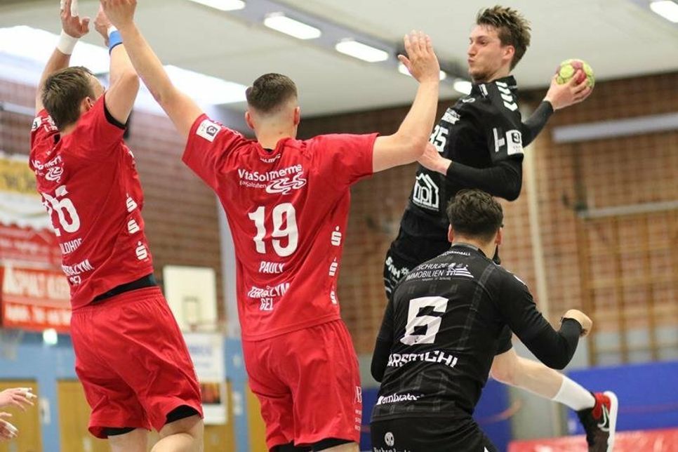 Im Sprung: Rückraumschütze Jan-Ove Litzenroth von der HSG Ostsee.