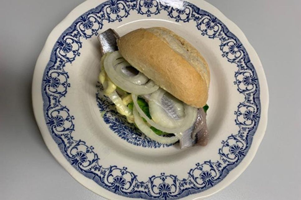 Lecker und schnell gemacht: Das Matjesbrötchen.