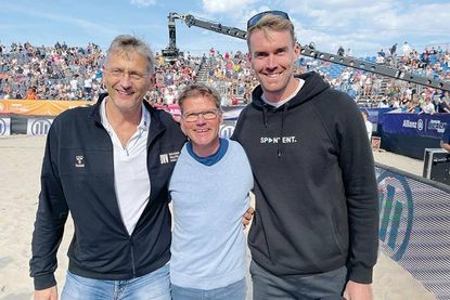 DVV-Präsident René Hecht (links), Tourismuschef Joachim Nitz und Organisator Alexander Walkenhorst (rechts) halten an der Zusammenarbeit fest und bleiben Partner für die Deutschen Meisterschaften in Timmendorfer Strand.