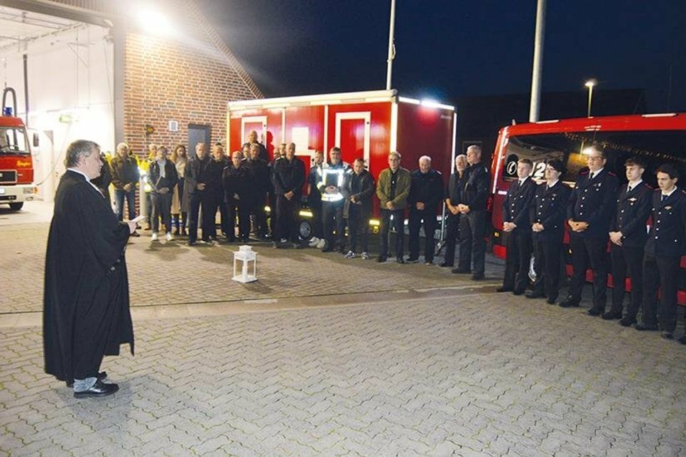 Vor versammelter Mannschaft gab Pastor Lars Lemke den neuen Fahrzeugen den göttlichen Segen.