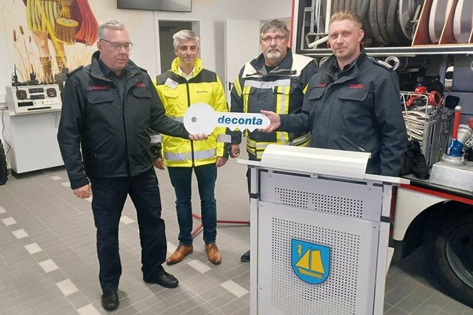 Schlüsselübergabe: Hemmelsdorfs Ortswehrführer Frank Miersen, Klaus Albert (vom Fahrzeughersteller „deconta rescue“), Gemeindewehrführer Thomas Scharbau und Hemmelsdorfs stellvertretender Wehrführer Hendrik Wenske.