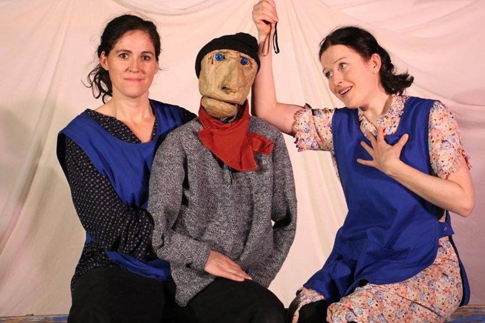 Das „Red Dog Theater“ mit Rachel Pattison und Stefanie Rüffer (v. lks.) brachte das Märchen „Vom Fischer und seiner Frau“ auf die Bühne.