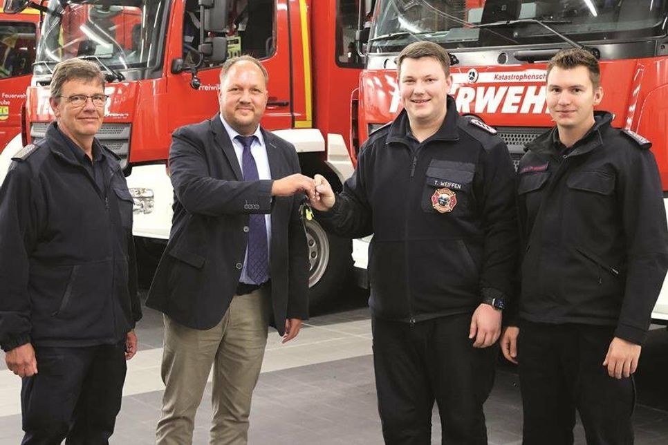 Fahrzeugübergabe an die Freiwillige Feuerwehr Neustadt i.H. Auf dem Bild zu sehen sind FF Neustadt Kreiswehrführer Michael Hasselmann, Landrat Timo Gaarz, Gruppenführer Neustadt i.H. Tobias Weiffen und stv. Zugführer 2. Zug Finn-Lasse Dranowski.