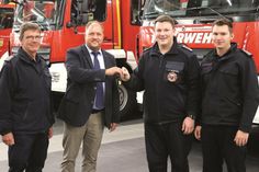 Fahrzeugübergabe an die Freiwillige Feuerwehr Neustadt i.H. Auf dem Bild zu sehen sind FF Neustadt Kreiswehrführer Michael Hasselmann, Landrat Timo Gaarz, Gruppenführer Neustadt i.H. Tobias Weiffen und stv. Zugführer 2. Zug Finn-Lasse Dranowski.