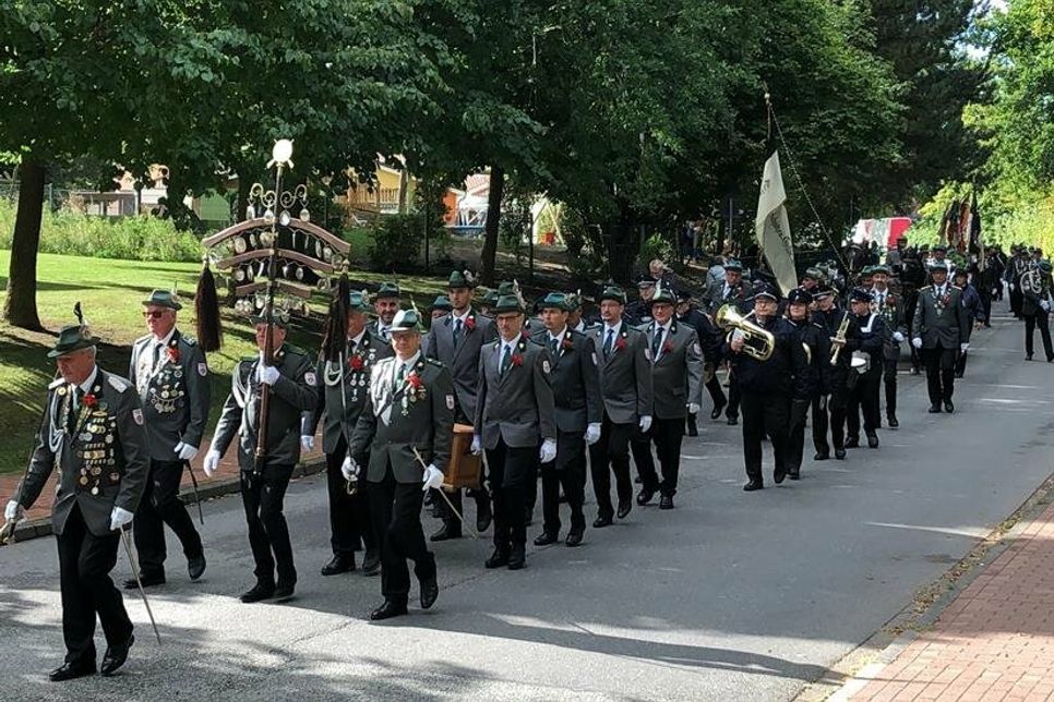 Der Festumzug beim Marsch durch die Gildestraße.