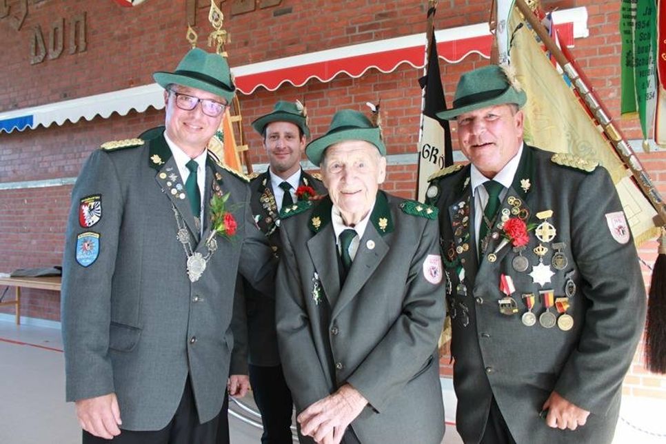 Seit 60 Jahren ist Karl Schneider Mitglied der Bürgergilde und wurde von 1. Ältermann Thorsten Krüger (lks.) und 2. Ältermann Nils Hagen dafür ausgezeichnet.